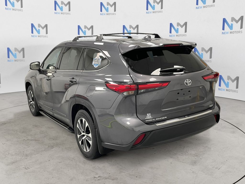 2021 Toyota Highlander XLE photo 2