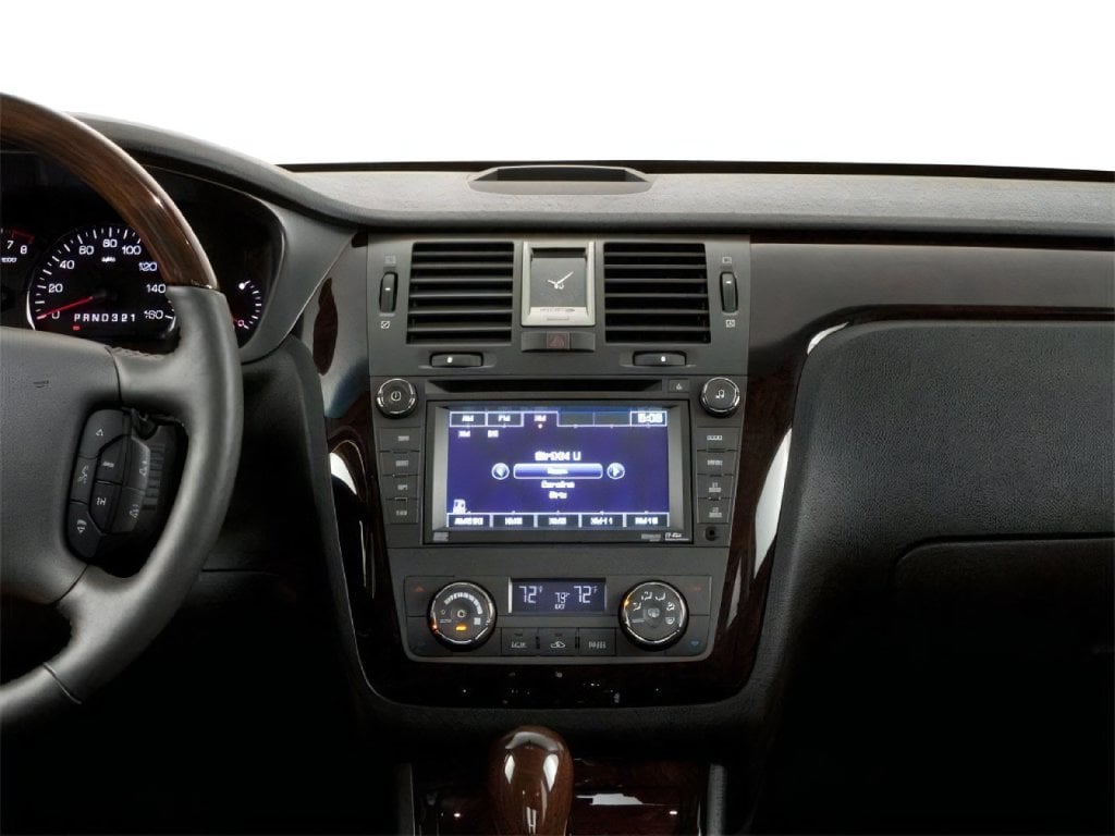 2010 Cadillac DTS photo 17 of 17