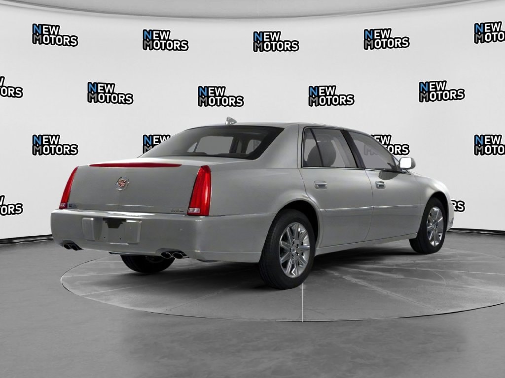 2010 Cadillac DTS photo 2 of 17