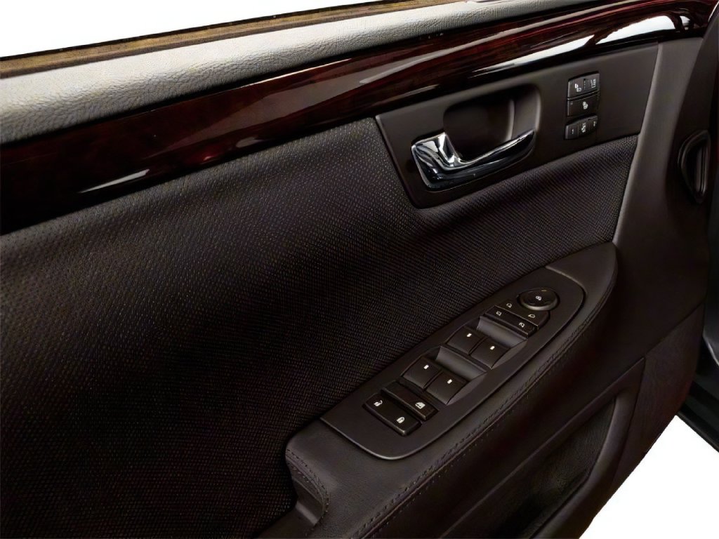 2010 Cadillac DTS photo 8 of 17