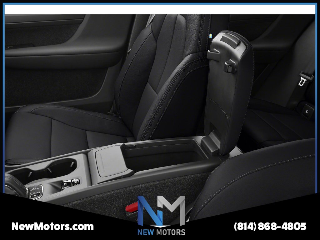 2020 Volvo XC40 photo 9 of 11