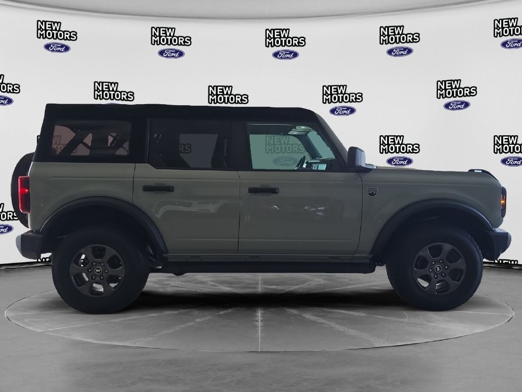 2022 Ford Bronco photo 7 of 17