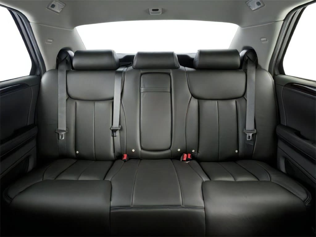 2010 Cadillac DTS photo 11 of 17