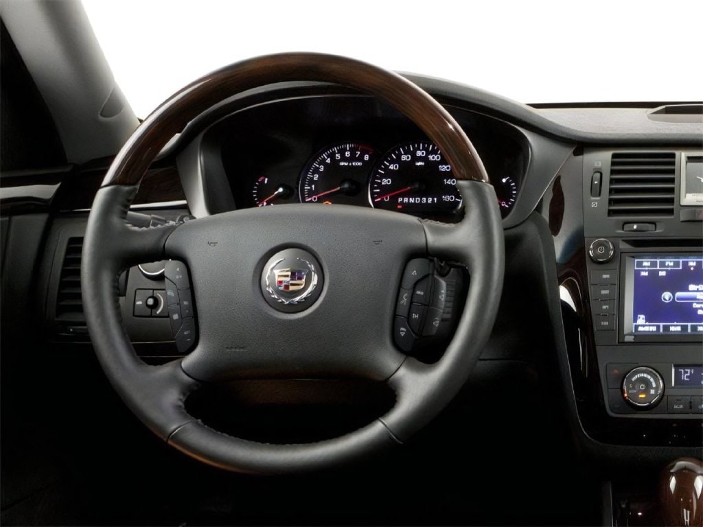 2010 Cadillac DTS photo 4 of 17