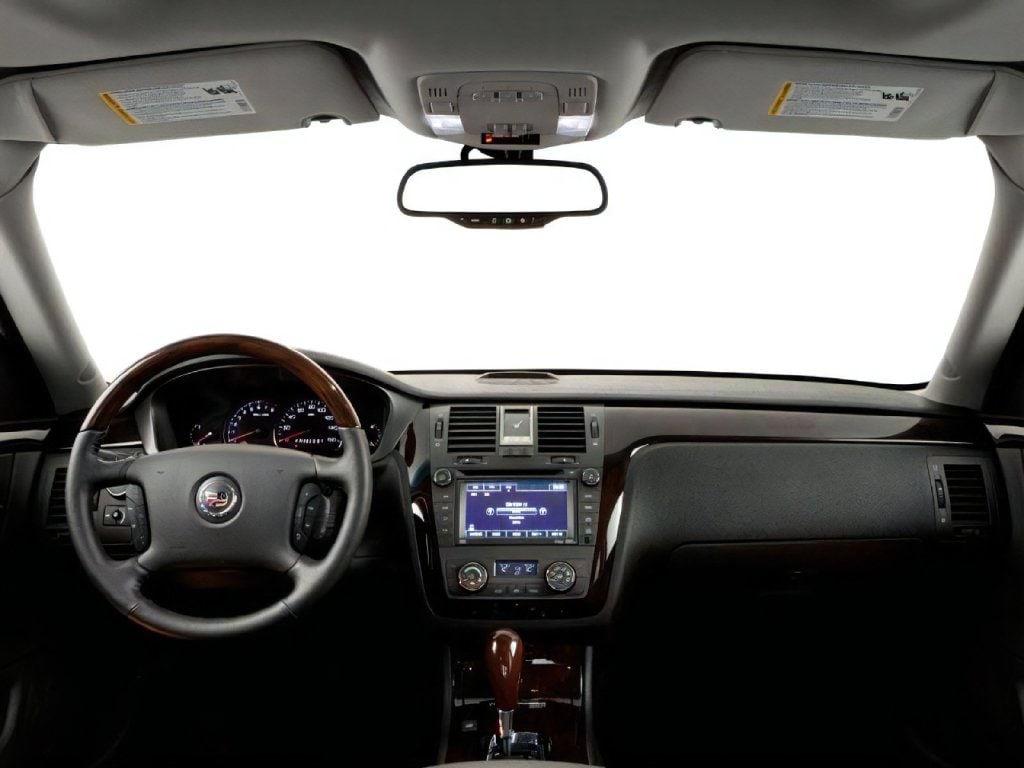 2010 Cadillac DTS photo 5 of 17