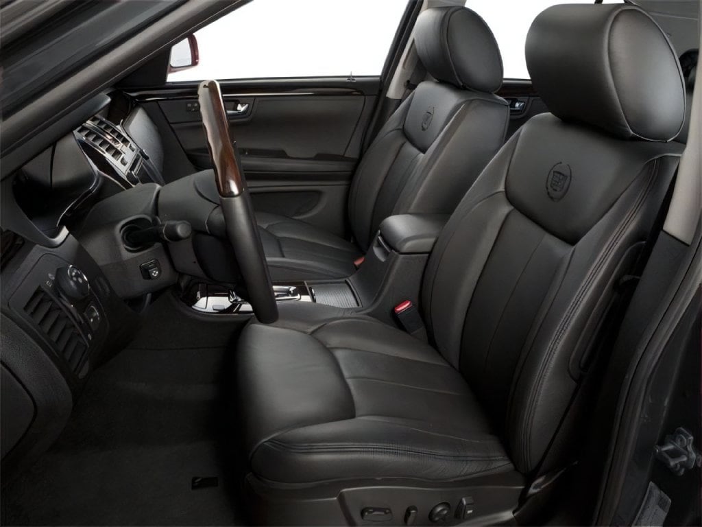 2010 Cadillac DTS photo 7 of 17