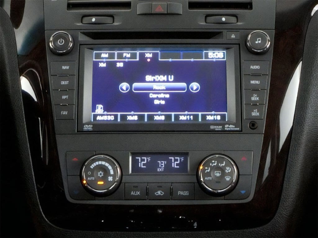 2010 Cadillac DTS photo 9 of 17