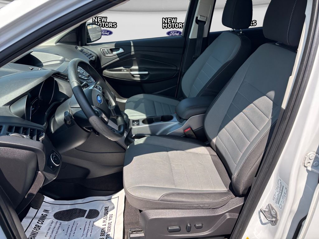 2016 Ford Escape SE Oxford White at Auto Express Rt. 8