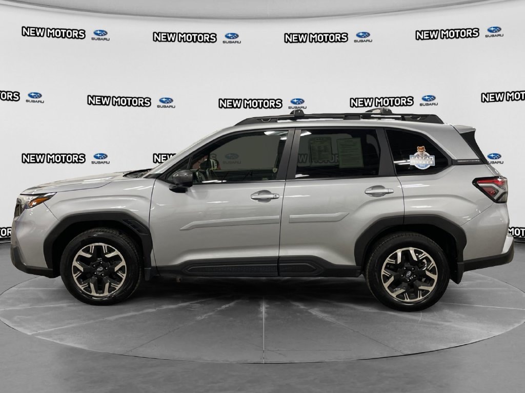 2025 Subaru Forester photo 2 of 17