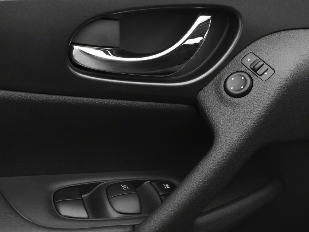 2016 Nissan Rogue photo 15 of 16