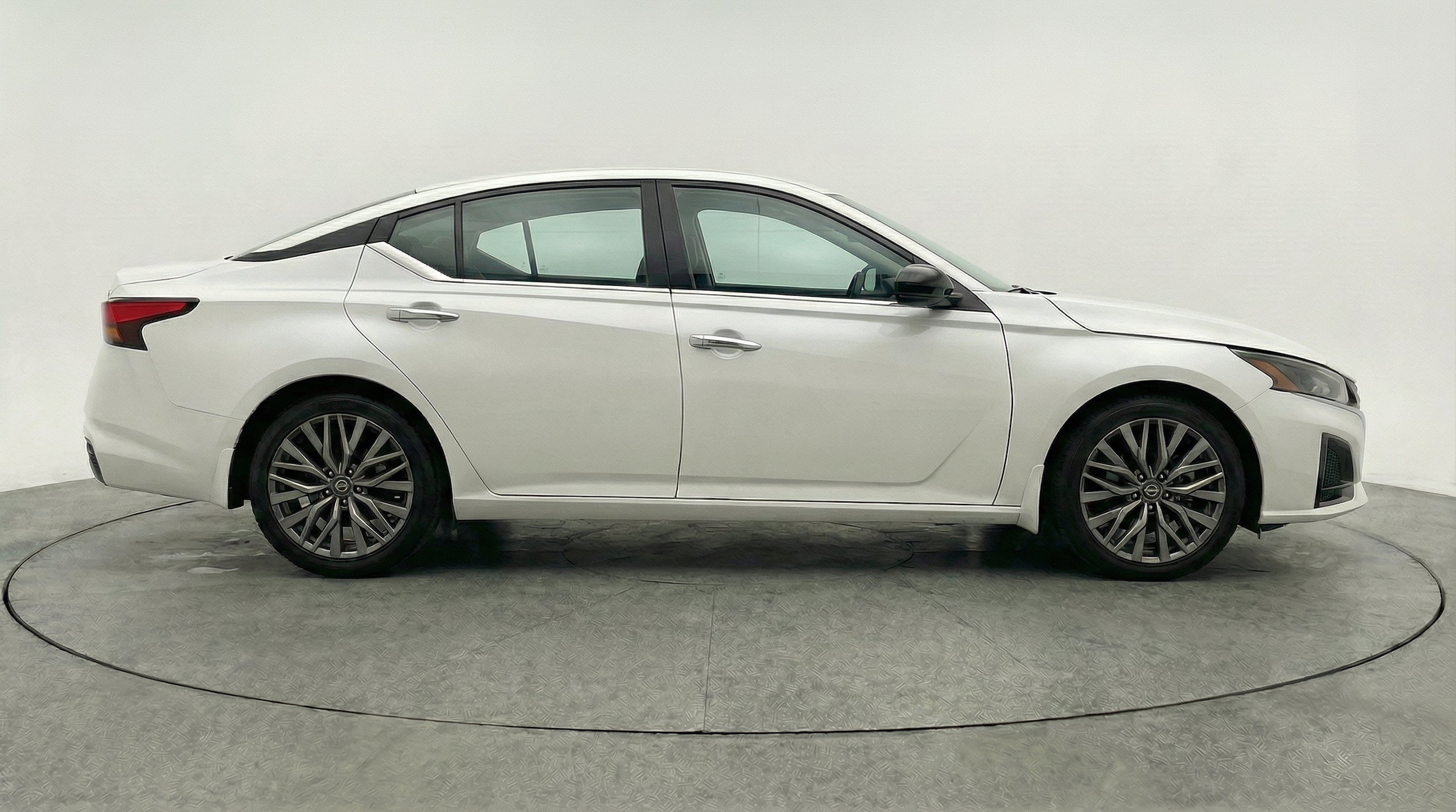 2025 Nissan Altima SV - Photo 9