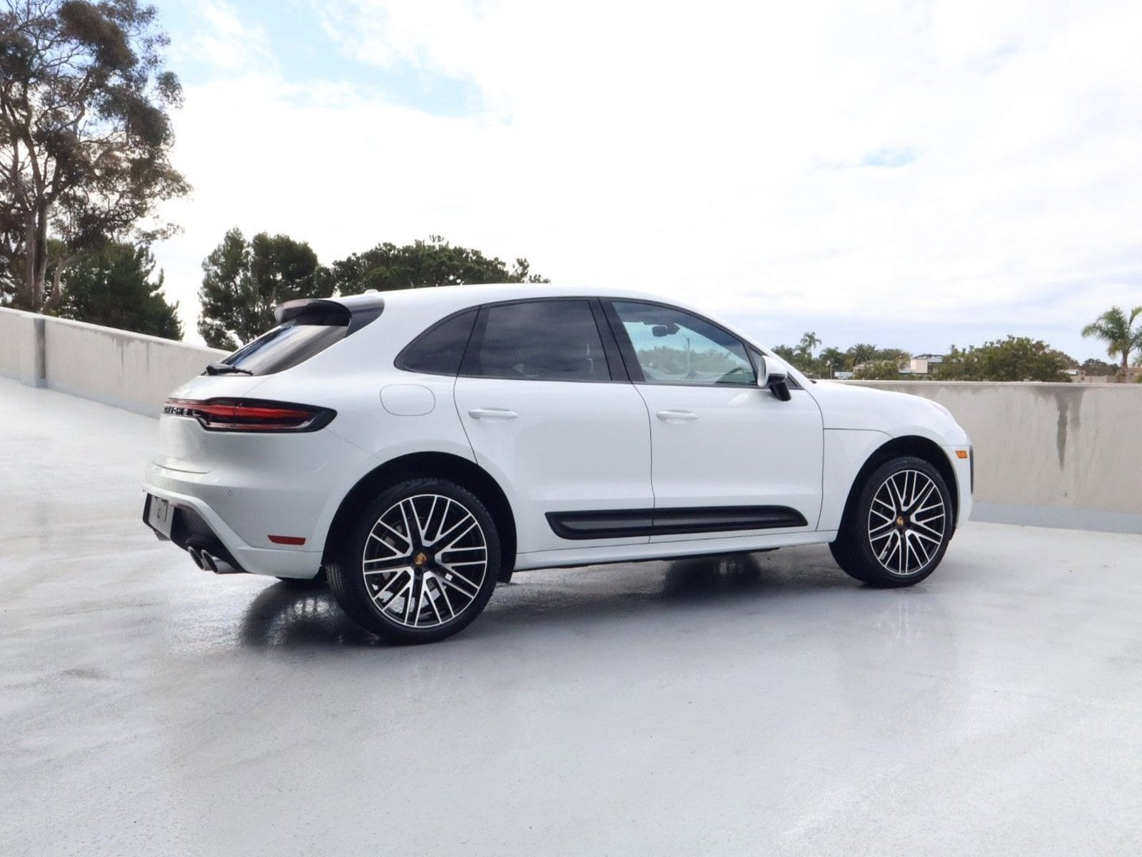 2025 Porsche Macan photo 3