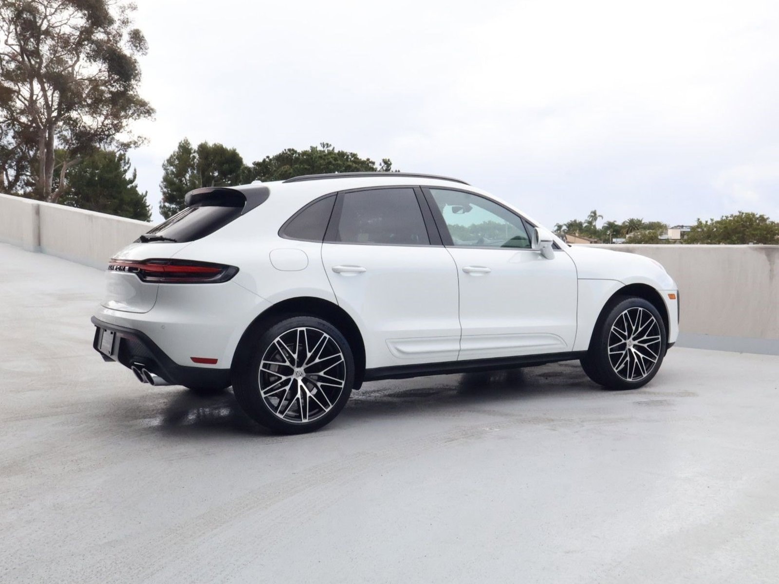 2025 Porsche Macan photo 3