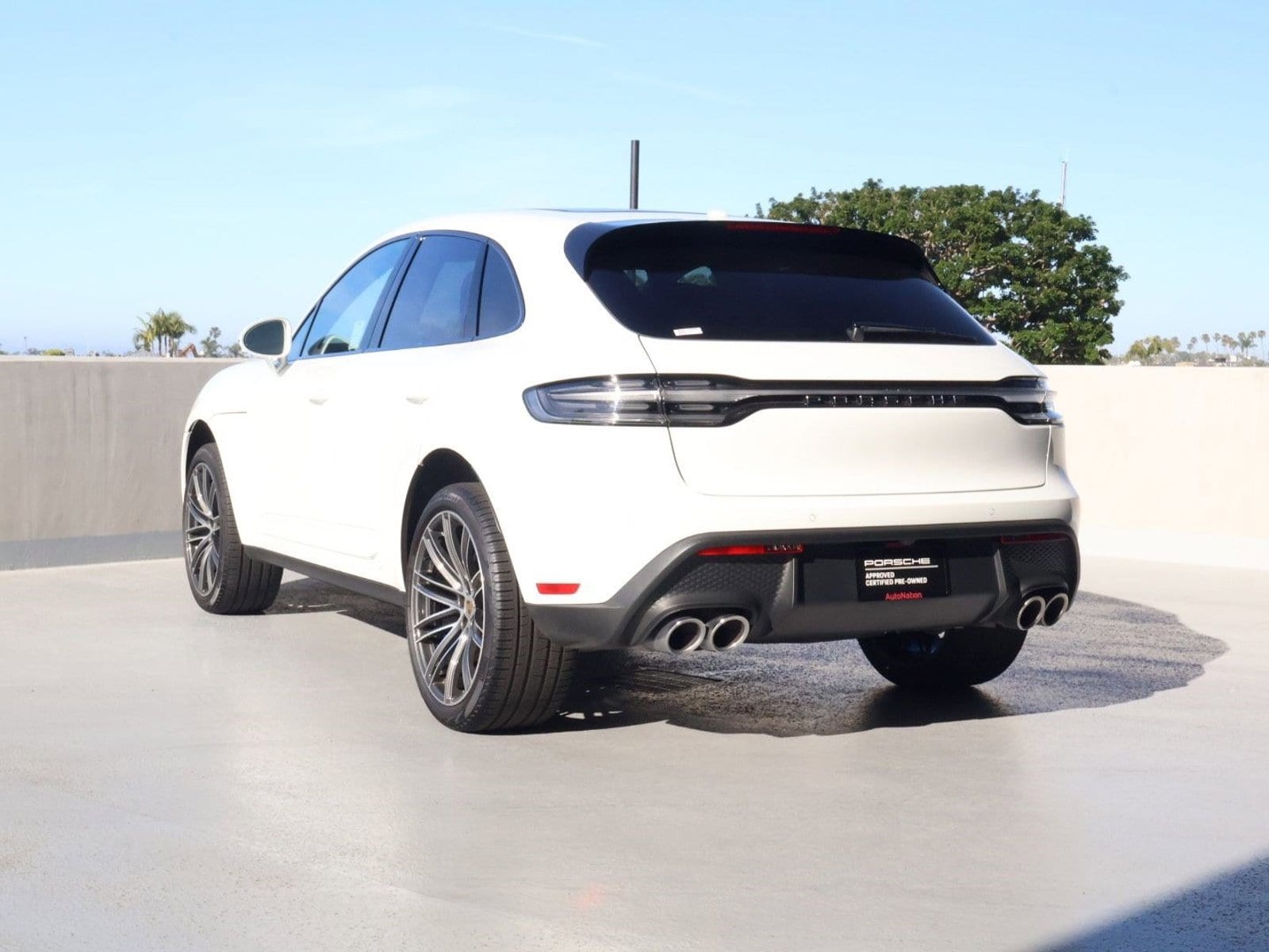 2025 Porsche Macan photo 2