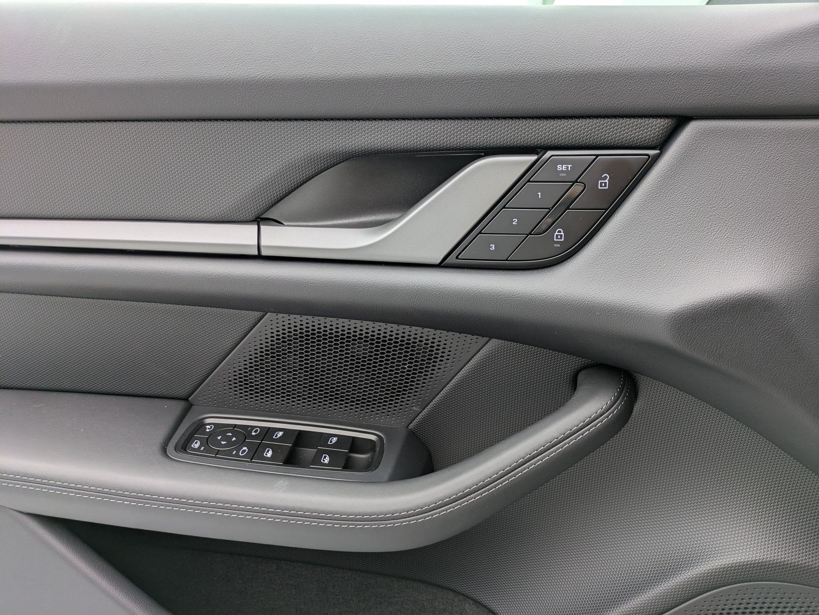 2025 Porsche Taycan Base - Photo 13