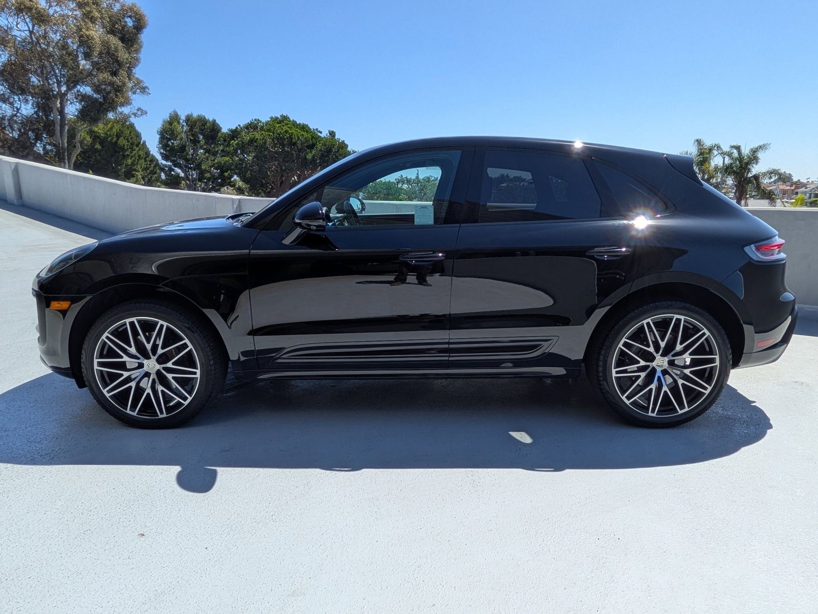 2024 Porsche Macan T photo 2