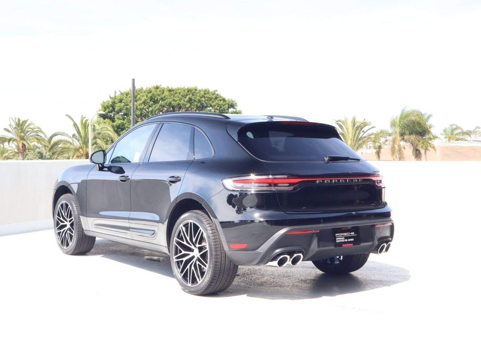 2025 Porsche Macan photo 2