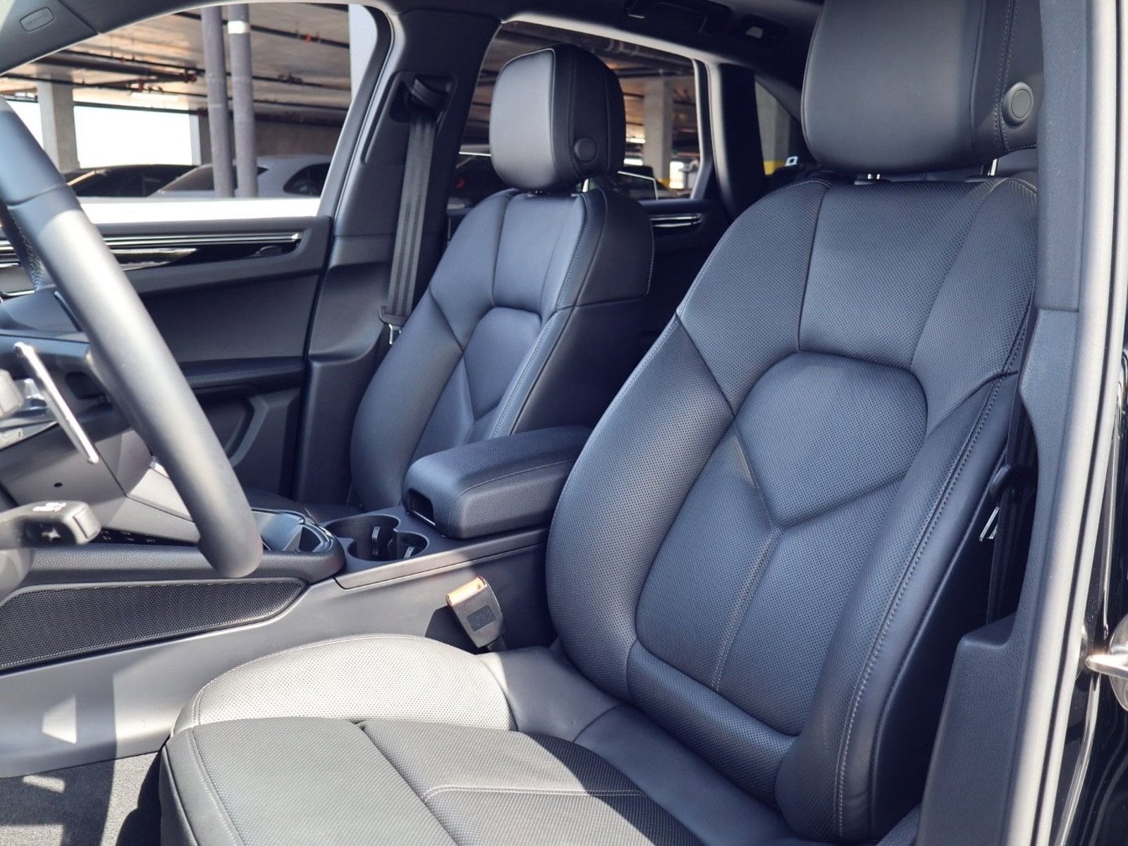 2025 Porsche Macan photo 4