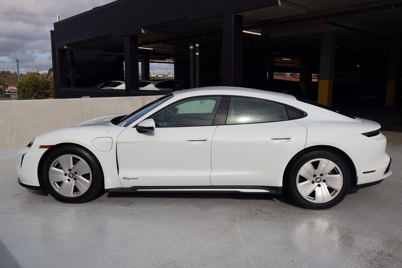 2022 Porsche Taycan photo 2