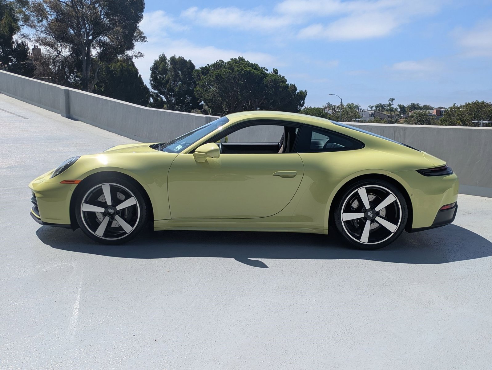 2025 Porsche 911 photo 2