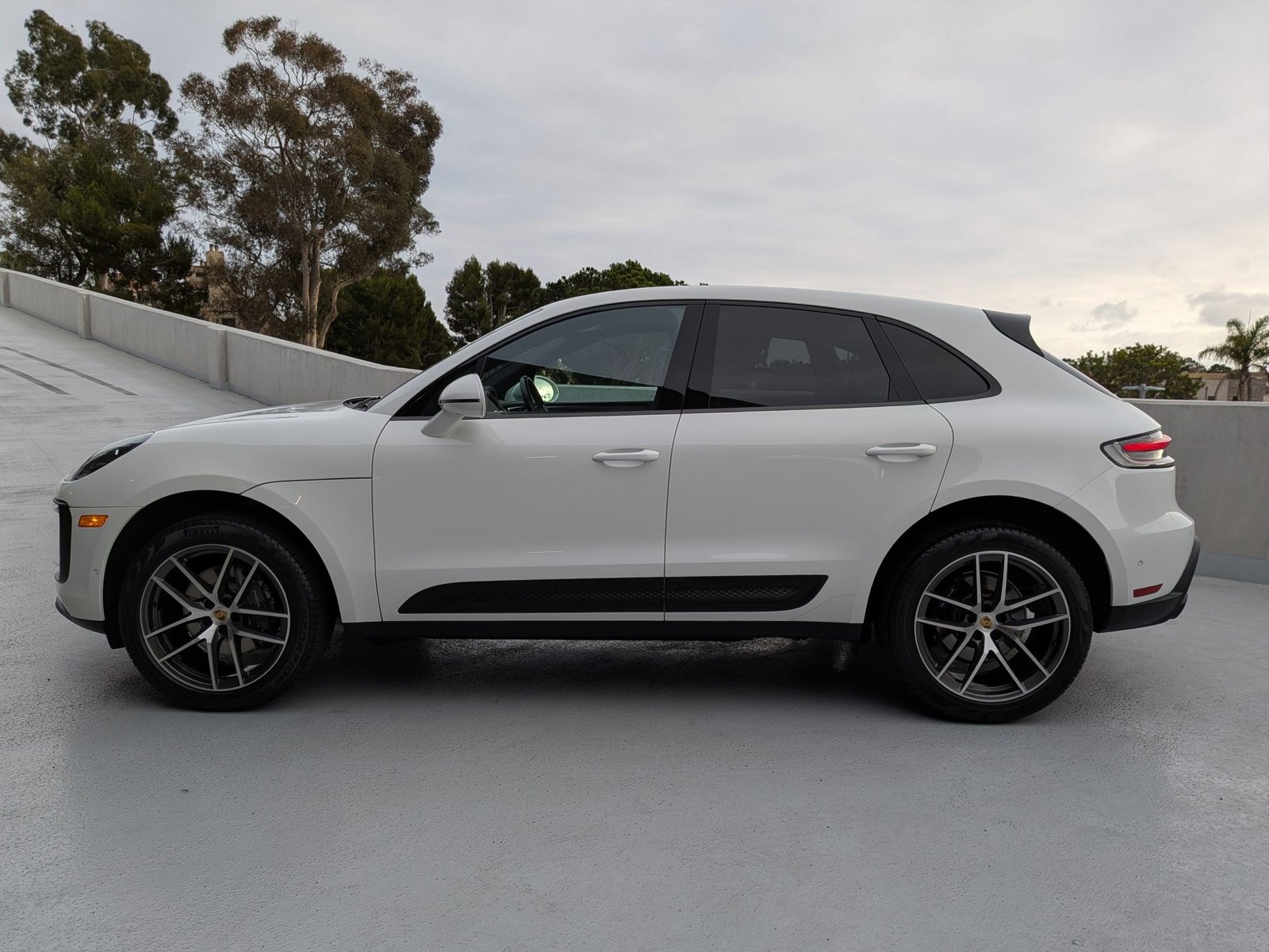 2022 Porsche Macan photo 2