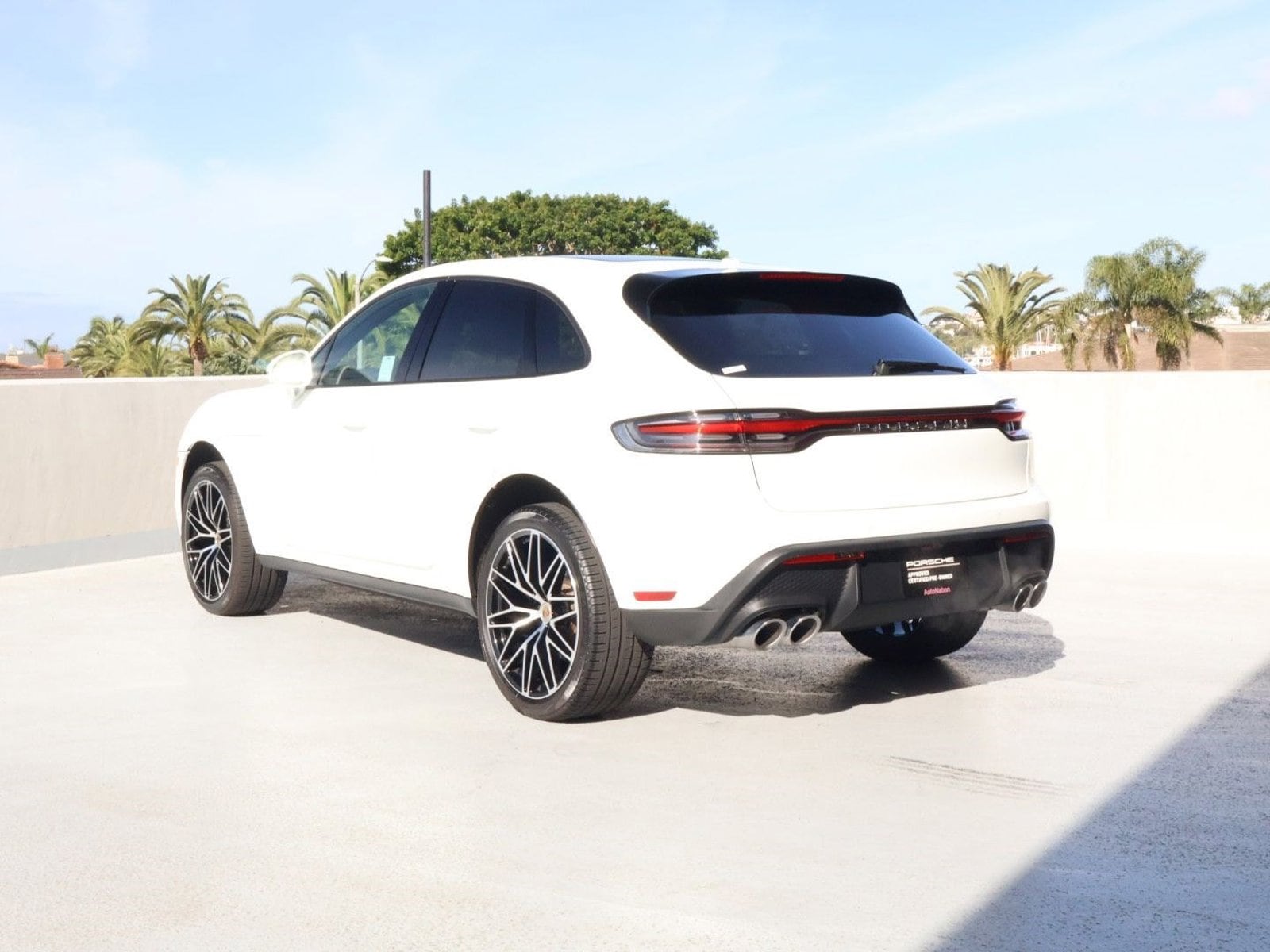 2025 Porsche Macan photo 2