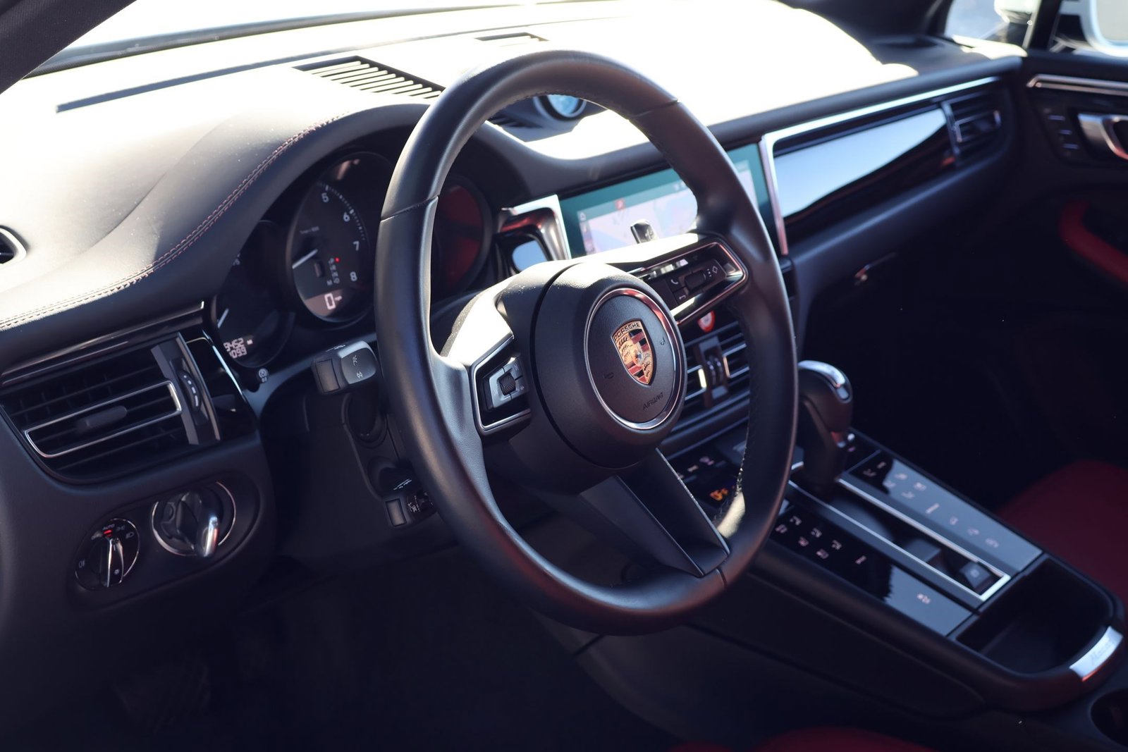 2025 Porsche Macan photo 4