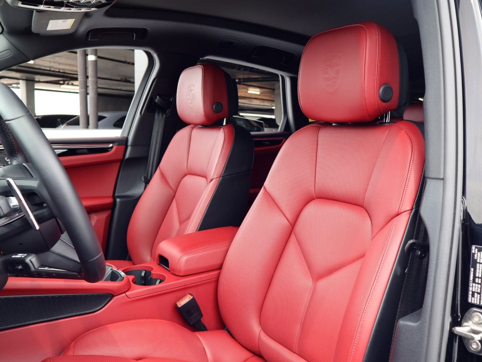 2025 Porsche Macan photo 4