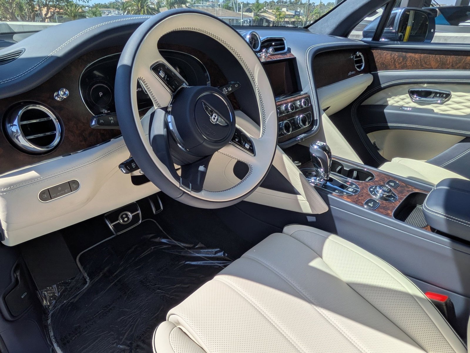 2025 Bentley Bentayga Azure photo 3
