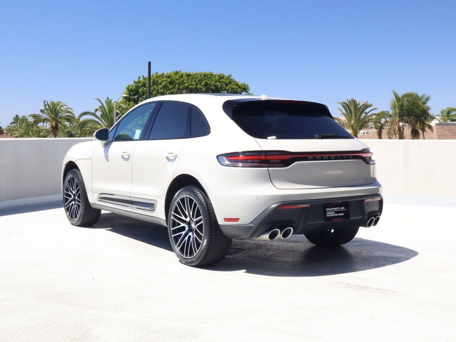 2025 Porsche Macan photo 2