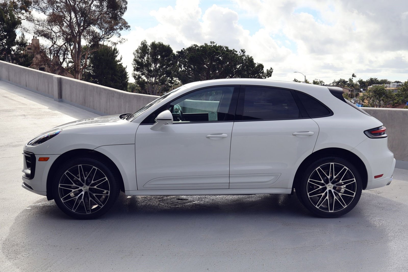 2023 Porsche Macan T photo 2