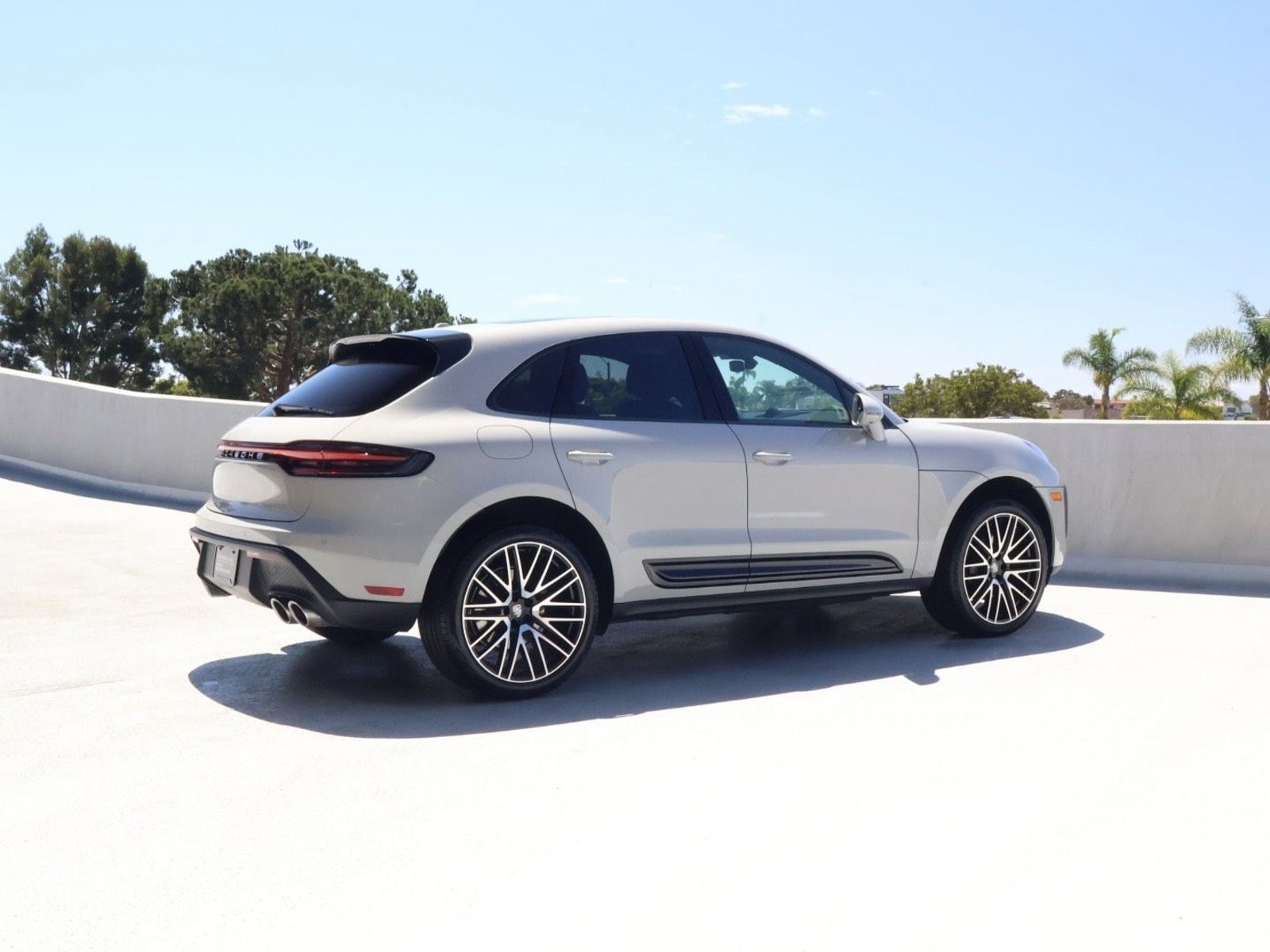 2025 Porsche Macan photo 3