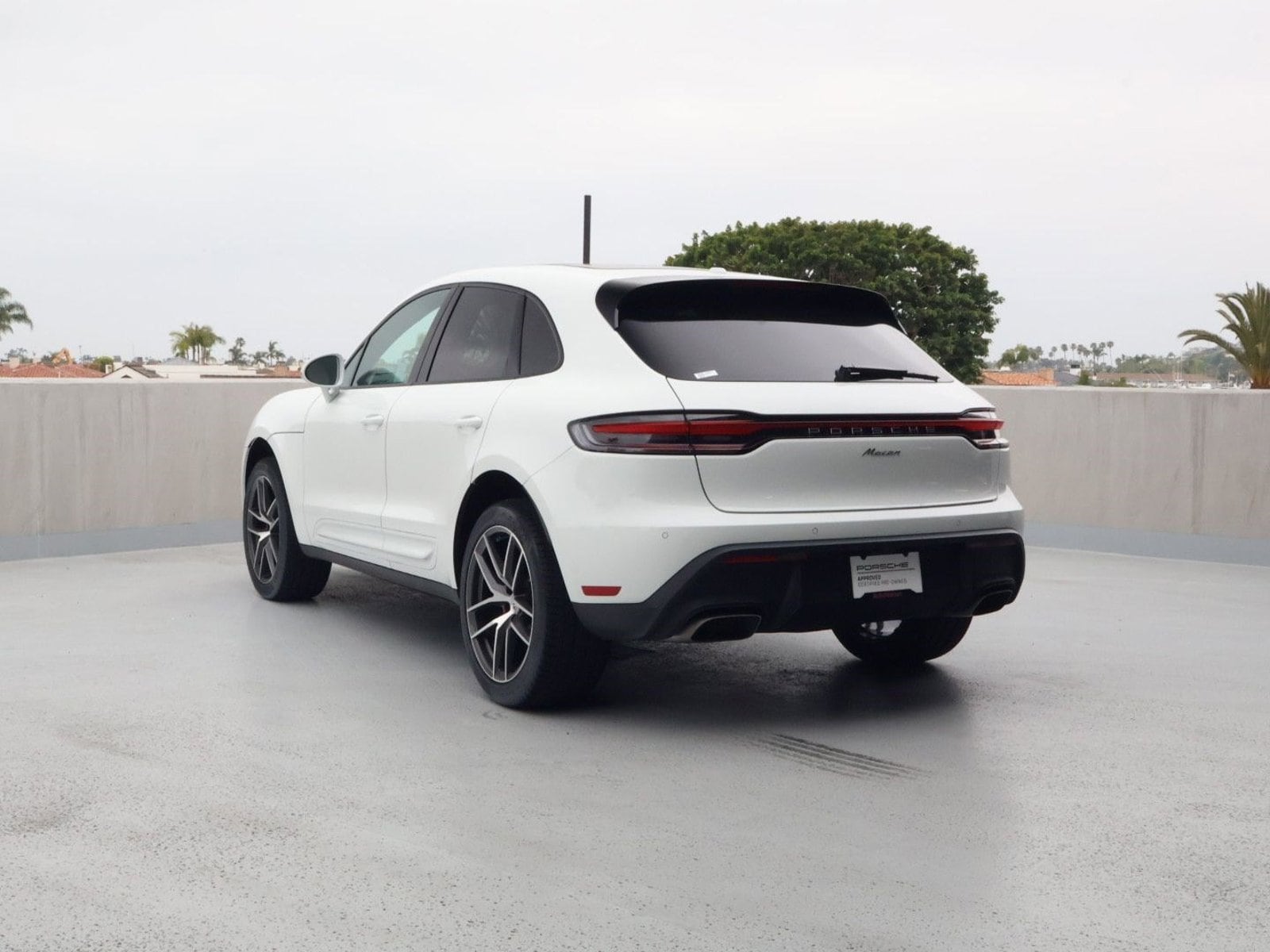 2025 Porsche Macan photo 2