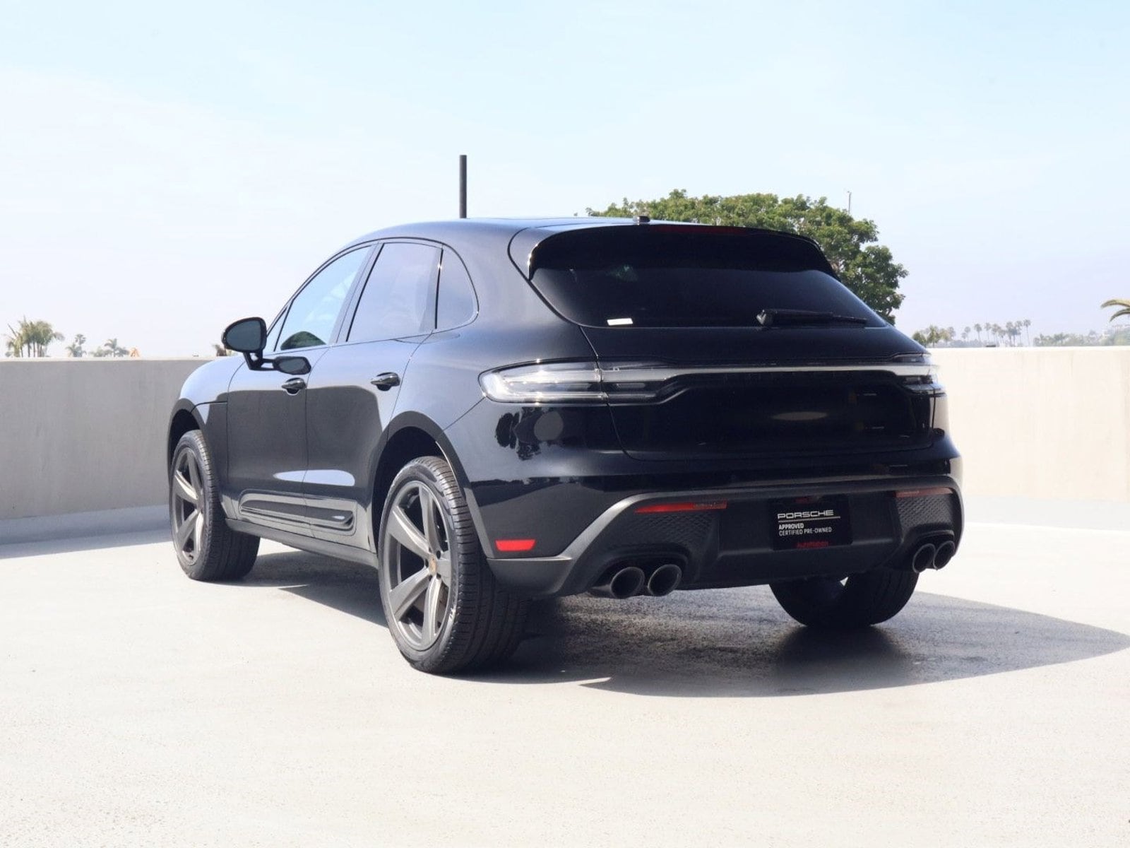 2025 Porsche Macan photo 2