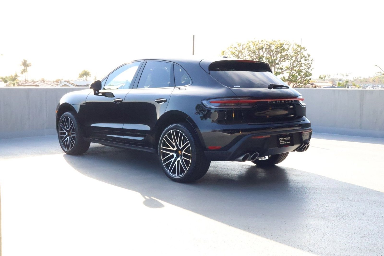 2025 Porsche Macan photo 2