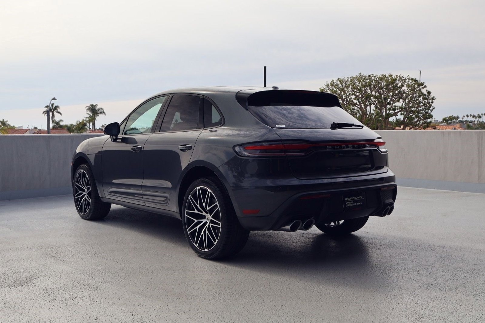 2025 Porsche Macan photo 2