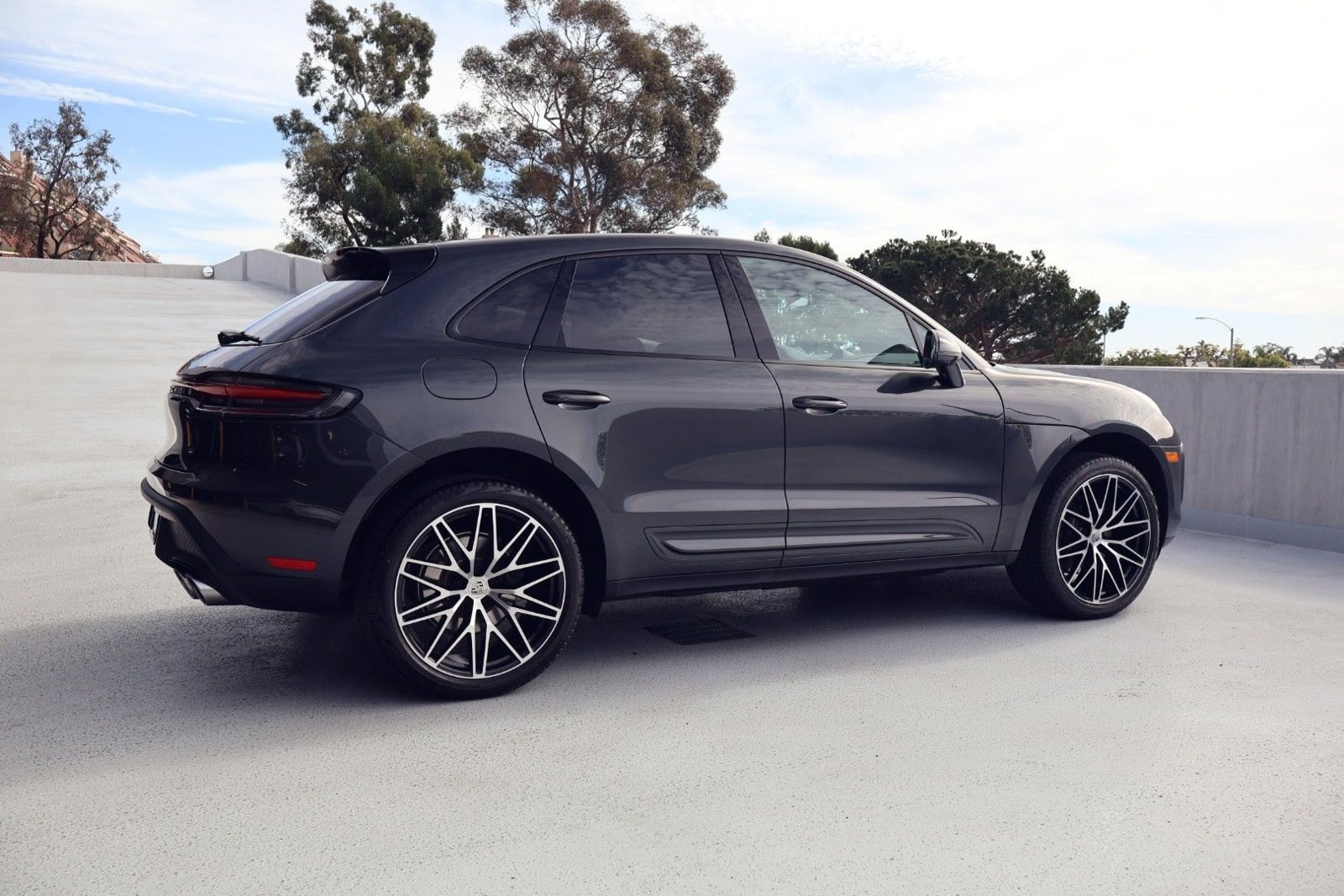 2025 Porsche Macan photo 3