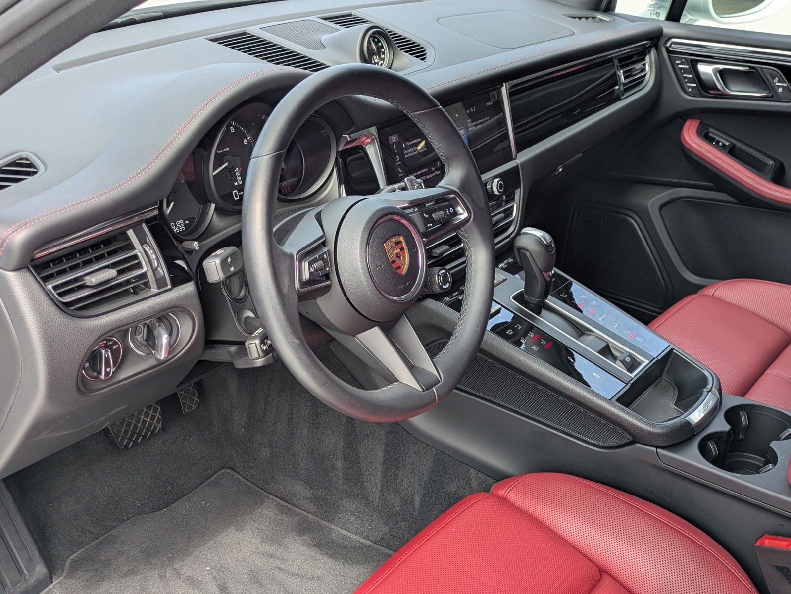 2025 Porsche Macan T photo 4