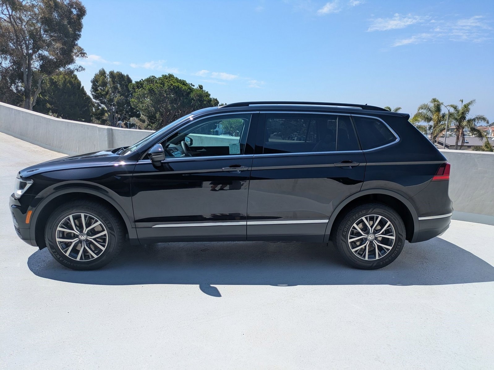 Used 2020 Volkswagen Tiguan SE with VIN 3VV3B7AX2LM094946 for sale in Newport Beach, CA