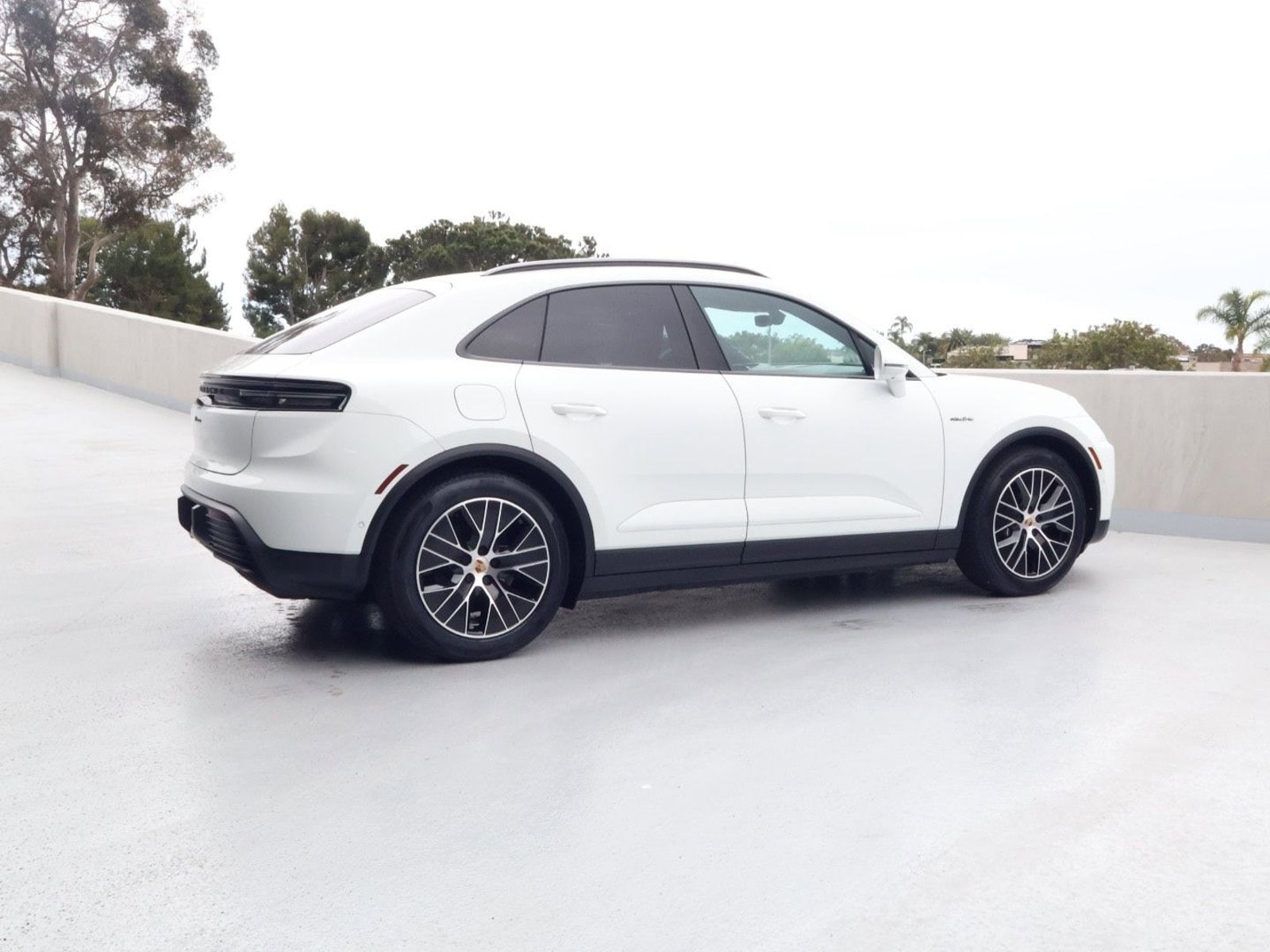 2025 Porsche Macan Electric Electric photo 3