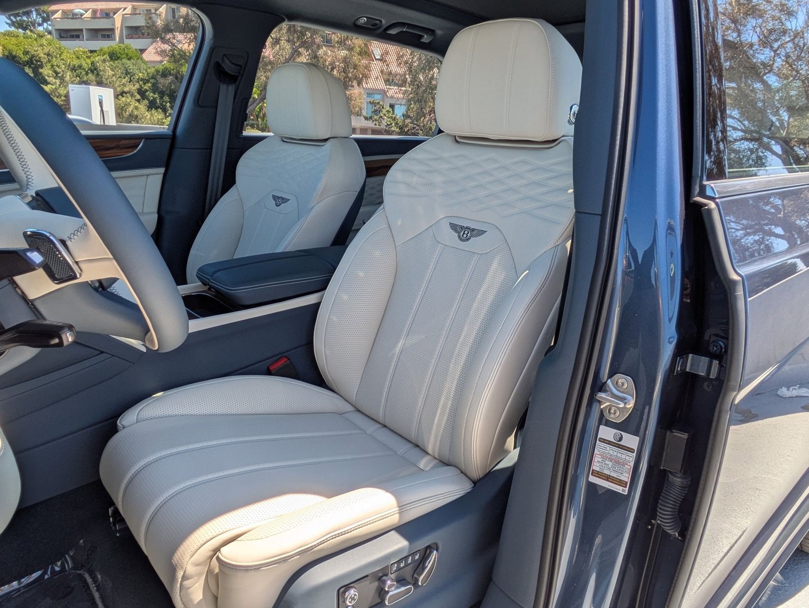 2024 Bentley Bentayga EWB photo 2