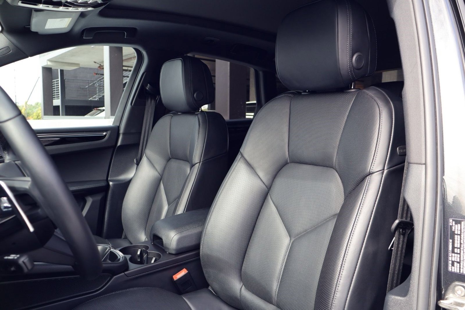 2025 Porsche Macan photo 4