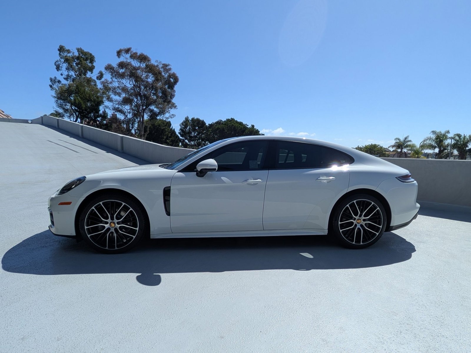 2022 Porsche Panamera 4 photo 2