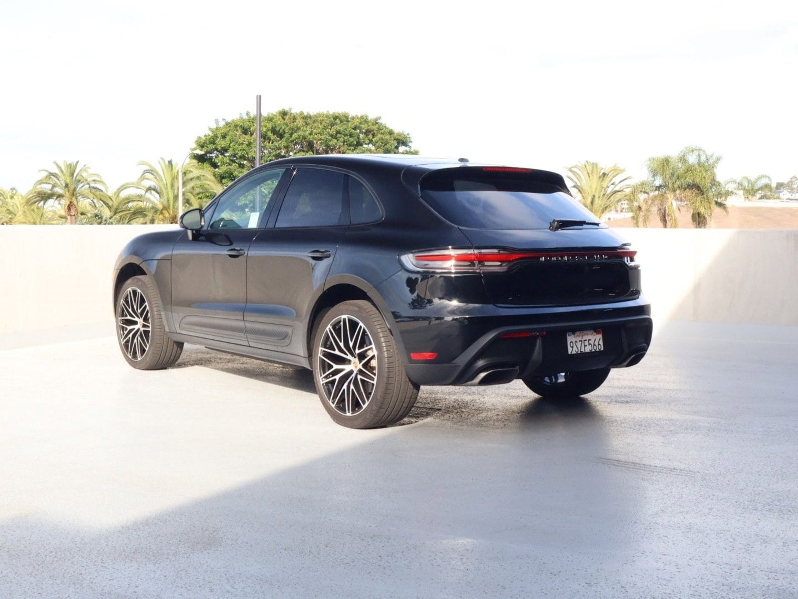 2024 Porsche Macan photo 2
