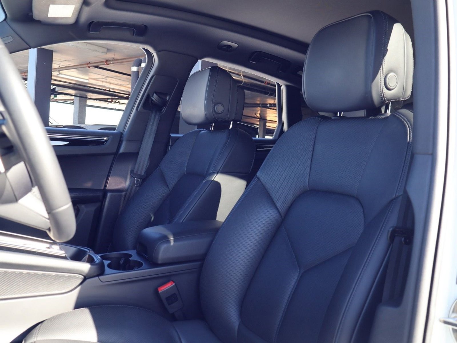 2025 Porsche Macan photo 4