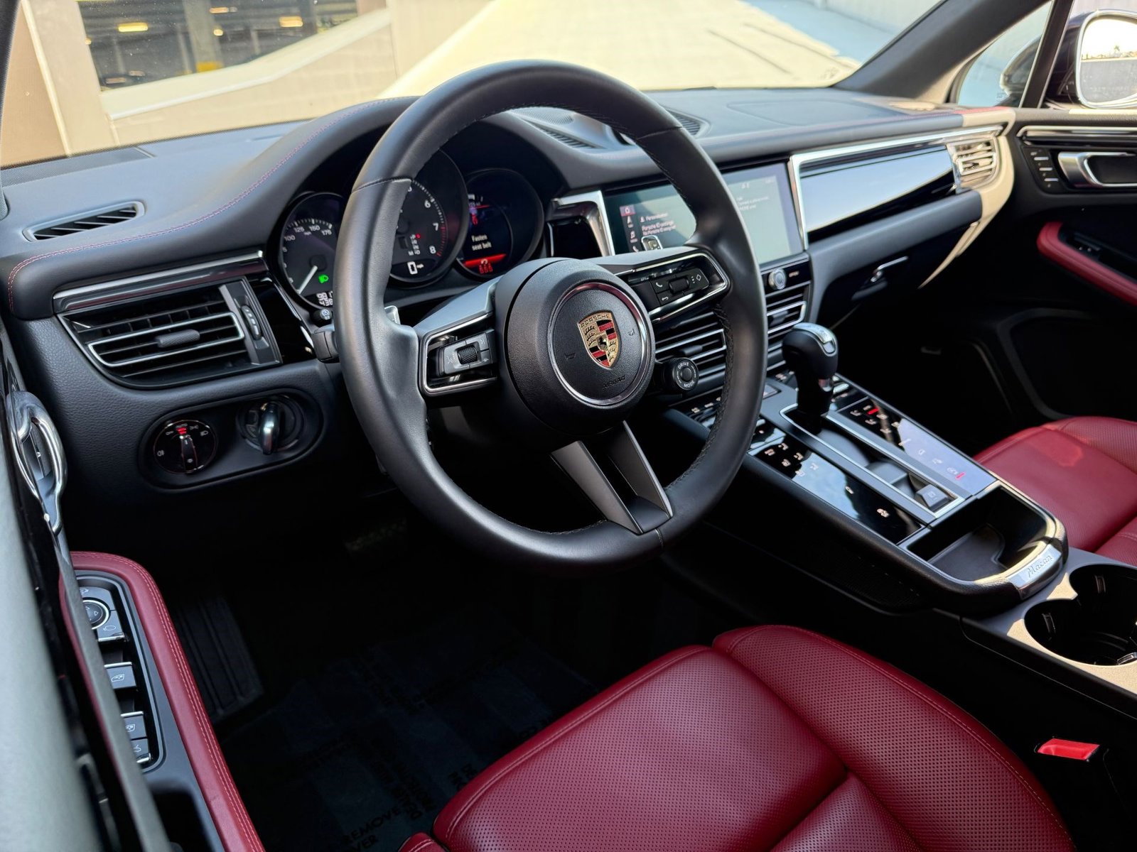 2025 Porsche Macan photo 3