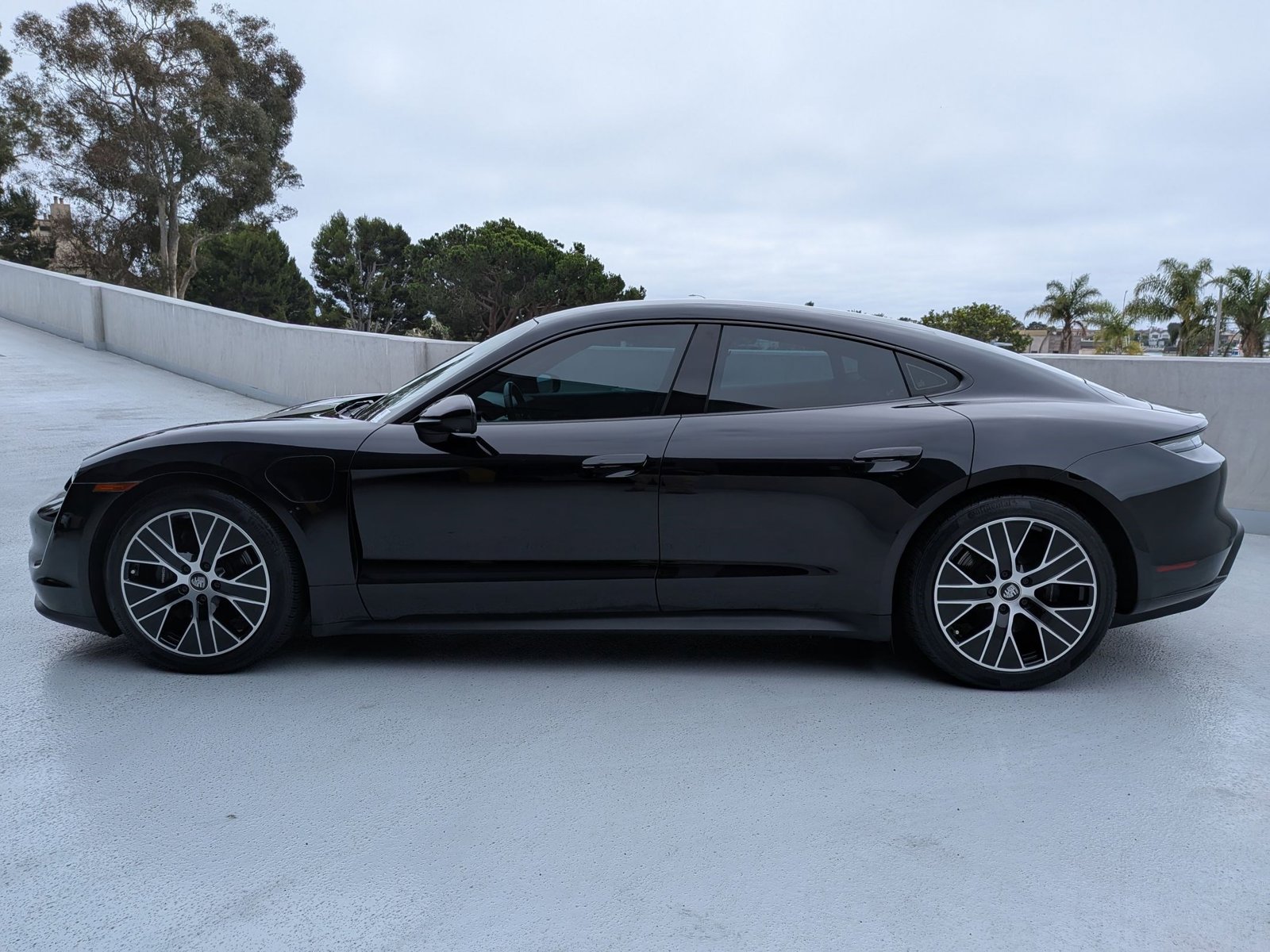 2021 Porsche Taycan photo 2