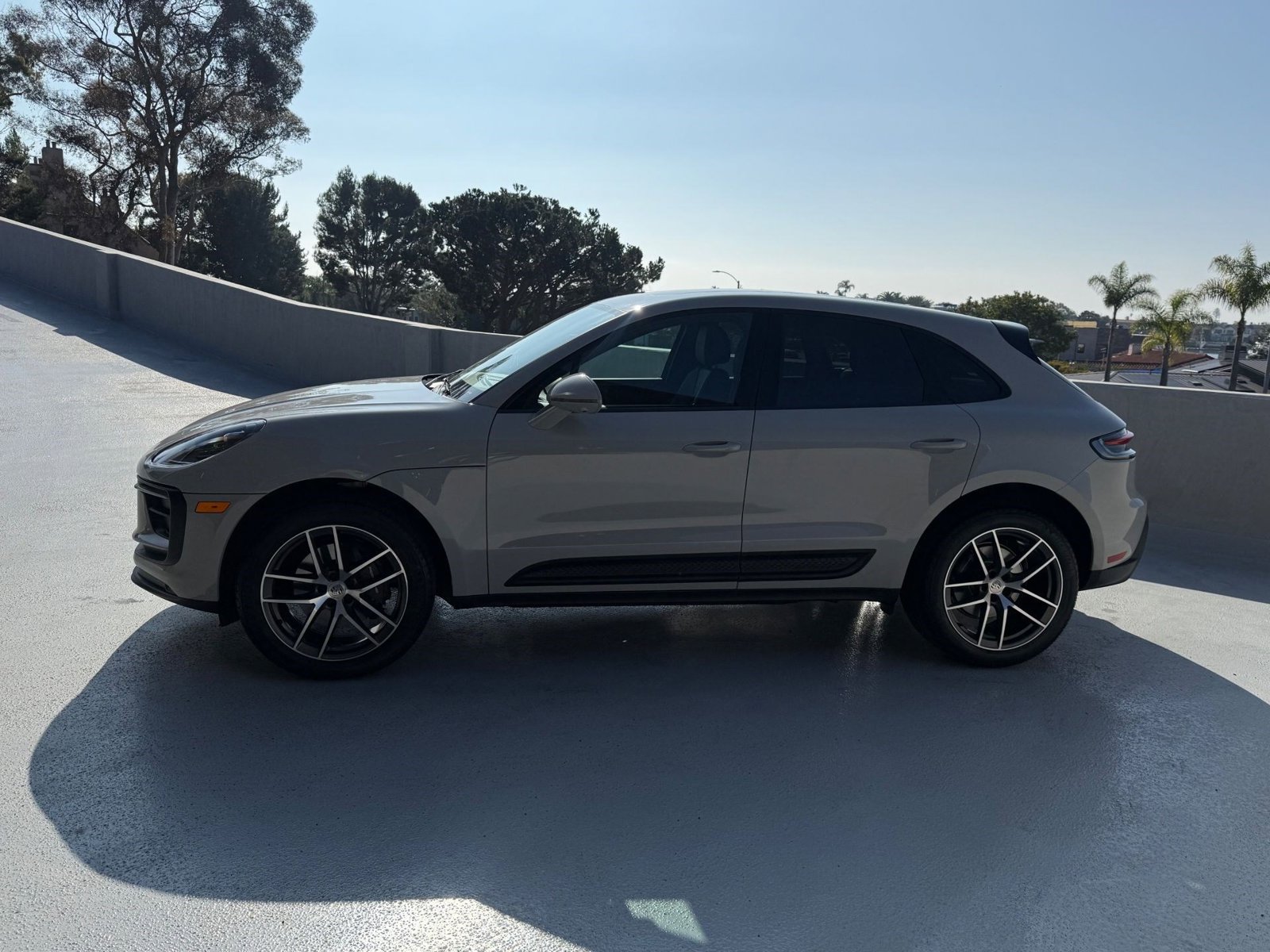 2024 Porsche Macan T photo 2