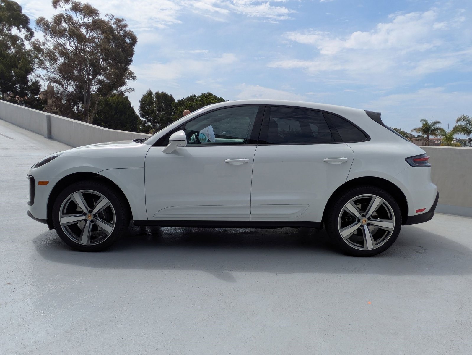 2025 Porsche Macan T photo 2