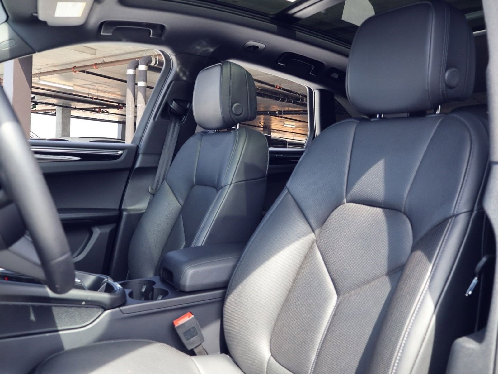 2025 Porsche Macan photo 4